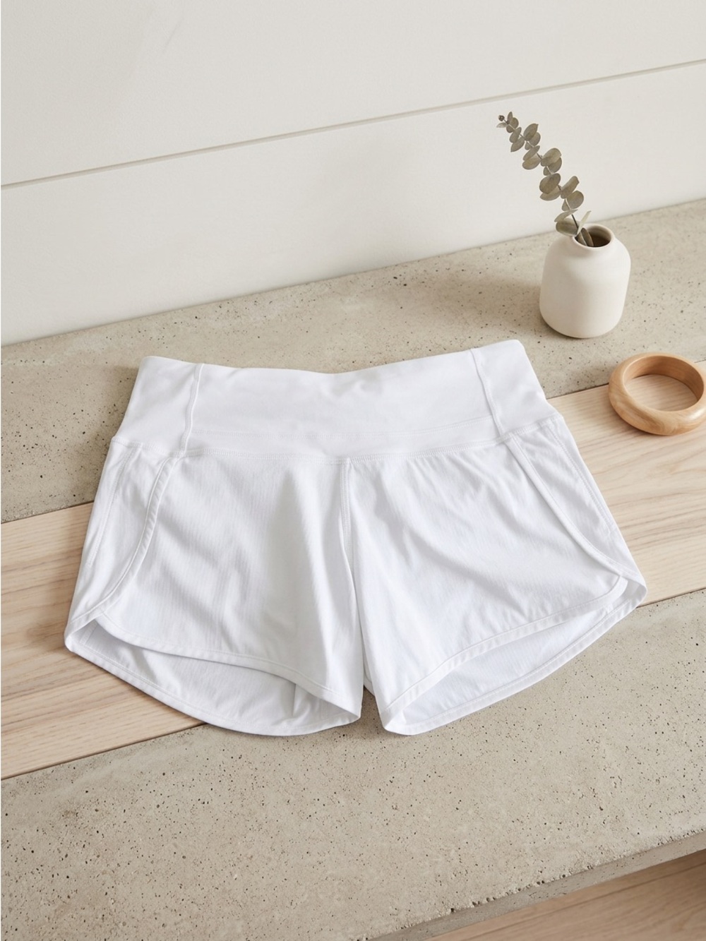 Lululemon Run Times Short 4" Size 2 EUC White 2-Way Stretch Athletic Running